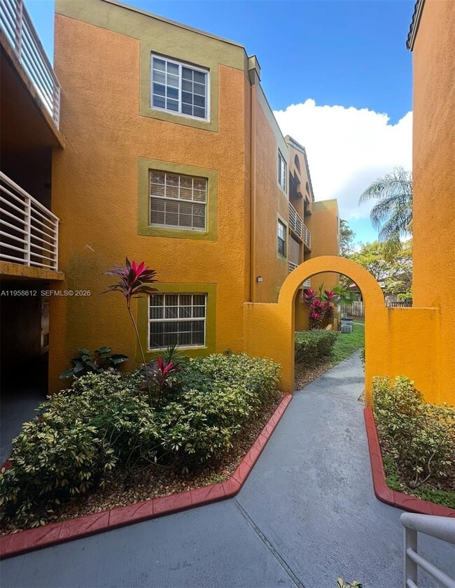 Building Photo - 9731 Fontainebleau Blvd