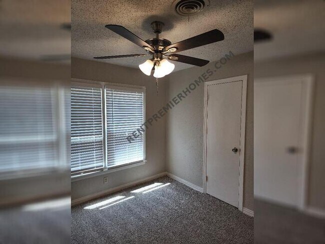 Building Photo - 741 Lynda Dr