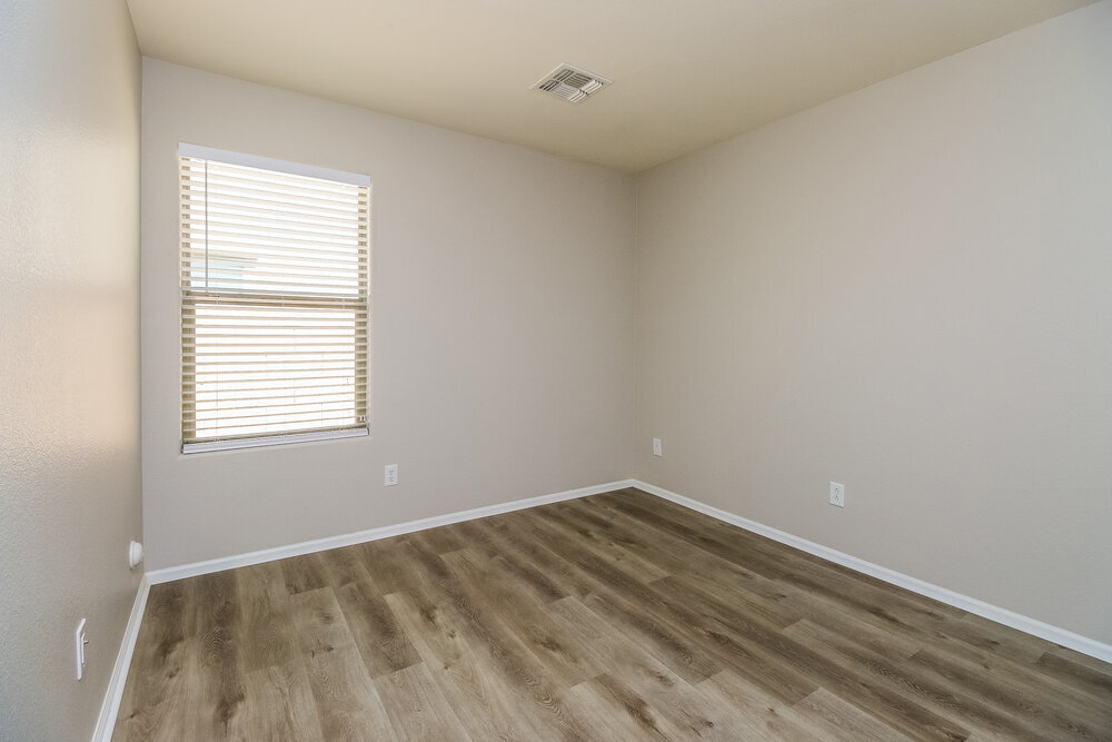 Building Photo - 992 E Saddle Way