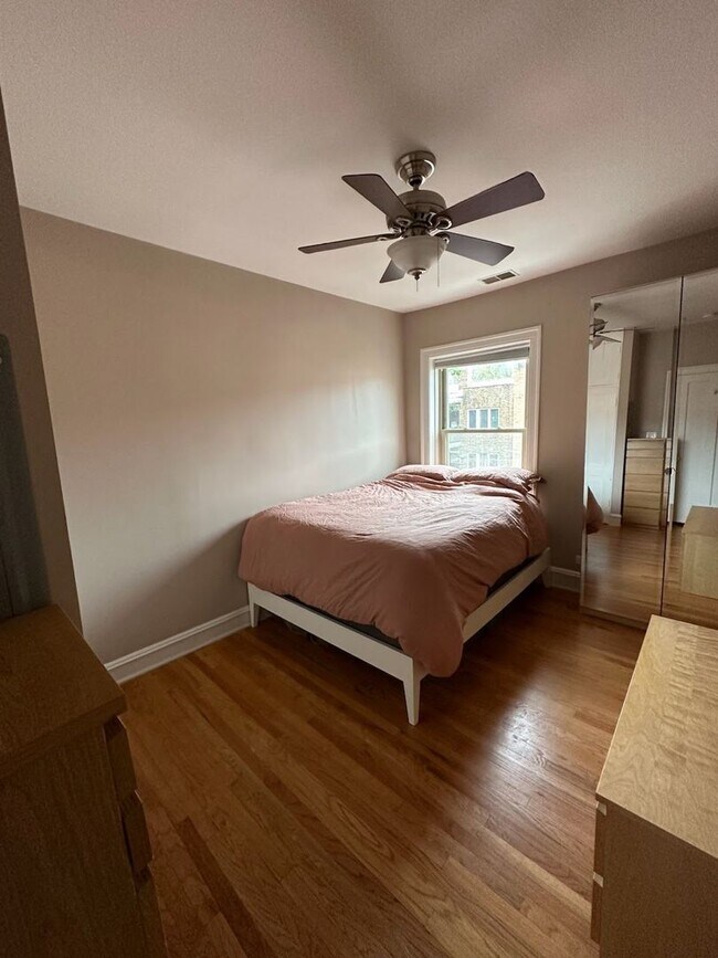 Building Photo - Oak Park Apartment!