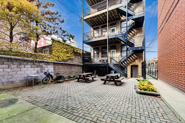 Building Photo - 320 W Evergreen Ave