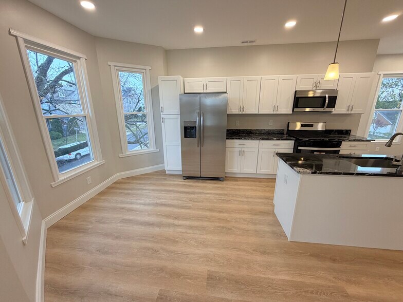 Building Photo - 3 E Overlea Ave