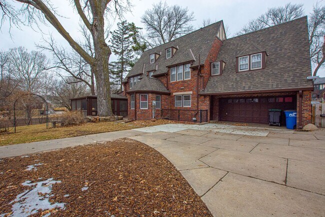 Building Photo - Gorgeous 5 Bedroom / 4.5 Bath Home located right off Happy Hollow Blvd!