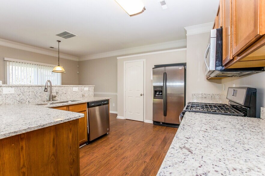 Building Photo - 6694 Sequoia Hills Dr