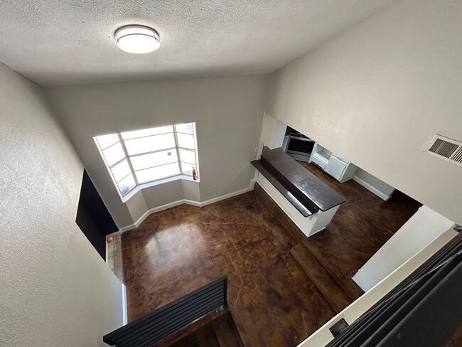 Building Photo - Discover the perfect mix of elegance and c...