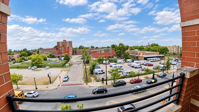 Building Photo - 125 S Western Ave