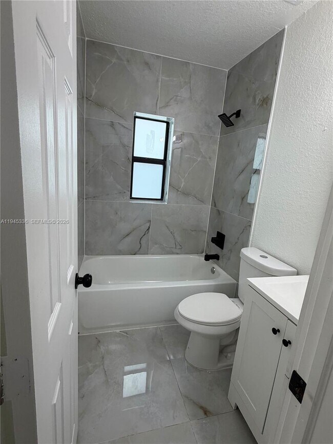 Building Photo - 12400 NE 11th Ct