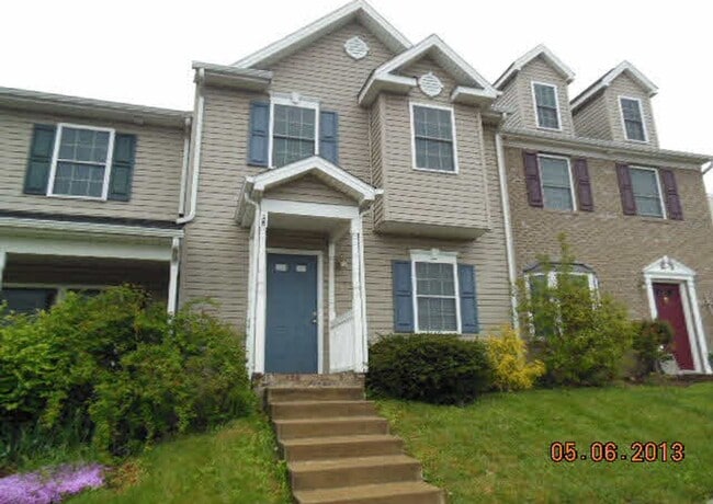 Building Photo - 3 bedroom, 2 1/2 bath townhome.