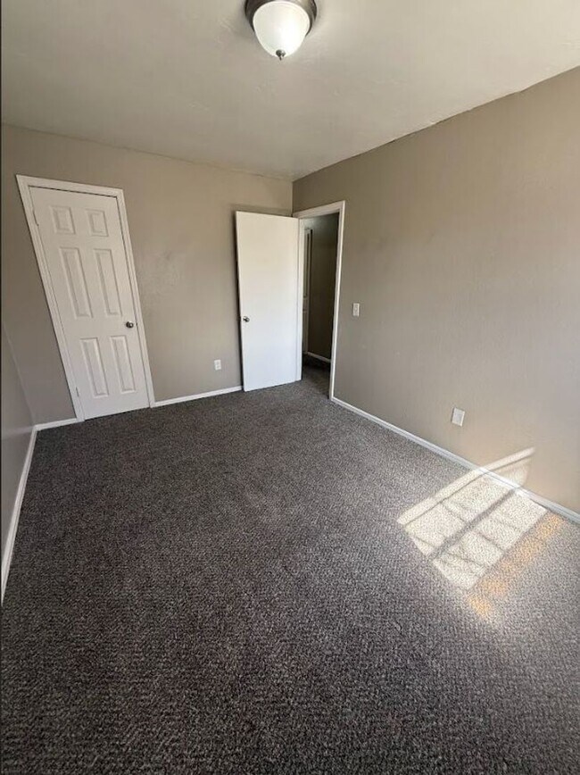 Building Photo - Beautiful, spacious home in Del City!