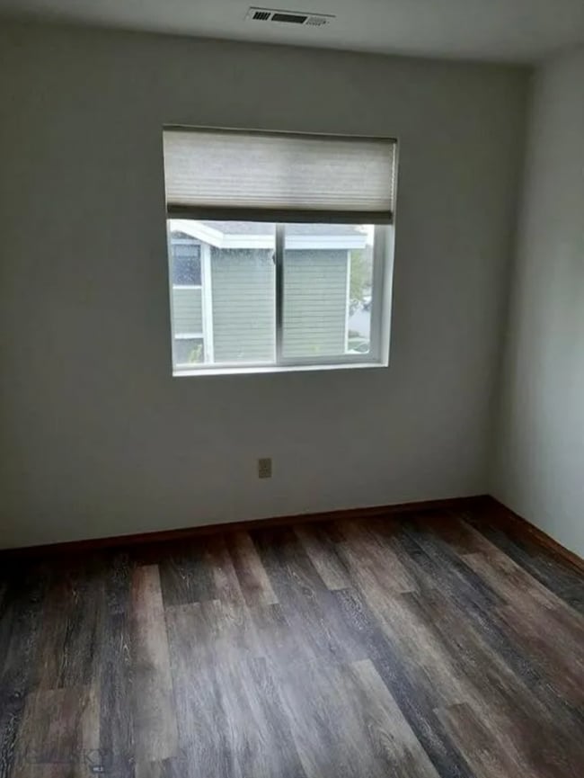 Building Photo - 4 Bedroom Townhome in Hawks Ridge