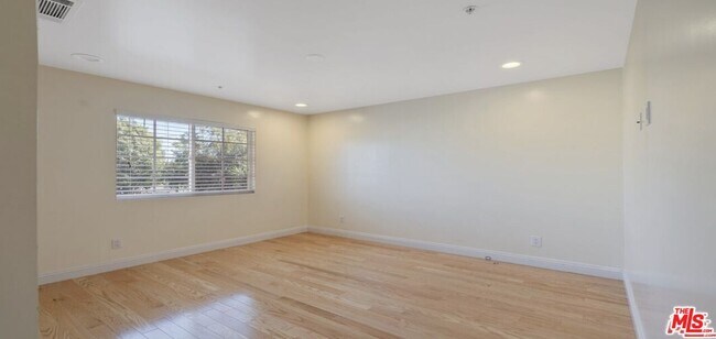 Building Photo - 2020 Hillcrest Dr