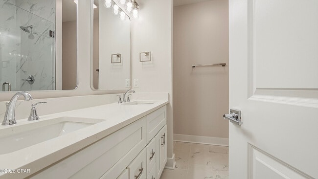 Building Photo - 1719 Country Club Dr