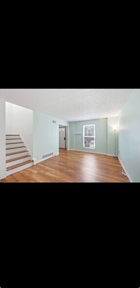 Building Photo - 46 Ravine Ridge Dr S