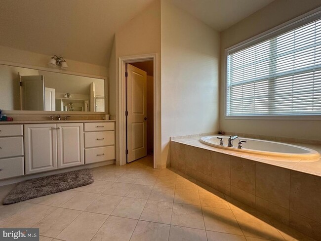 Building Photo - 124 Odyssey Dr