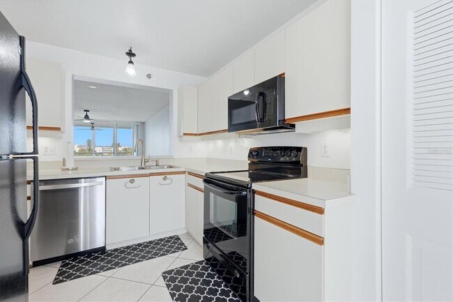 Building Photo - 4570 Pinebrook Cir