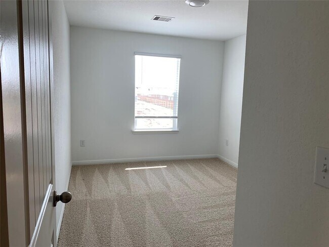 Building Photo - 317 Brody Ln
