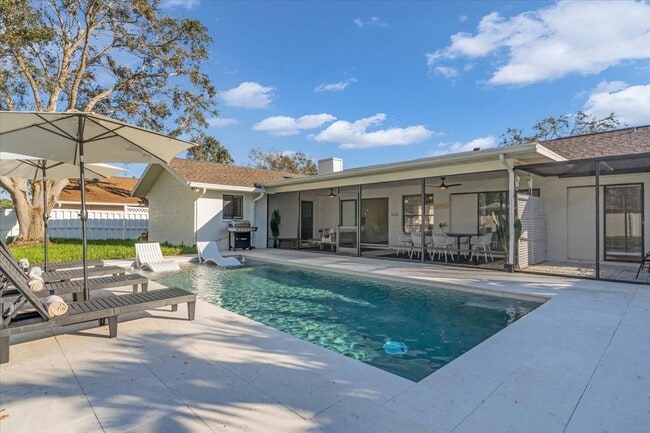 Building Photo - 5BR New Pool 10 min from Beach Fully Furnished