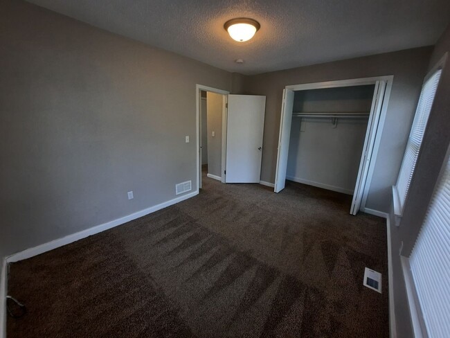 Building Photo - 2 bedroom, 1 bathroom home on large corner...