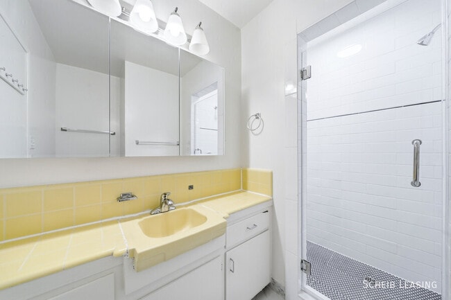 Building Photo - 426 Rexford Dr