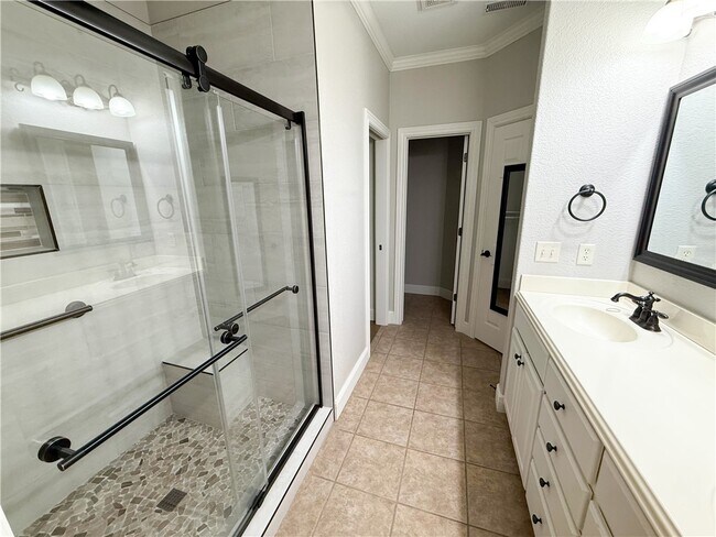 Building Photo - 6665 W Valley View Rd