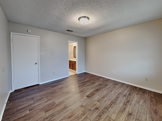 Building Photo - 934 Southmoor Dr