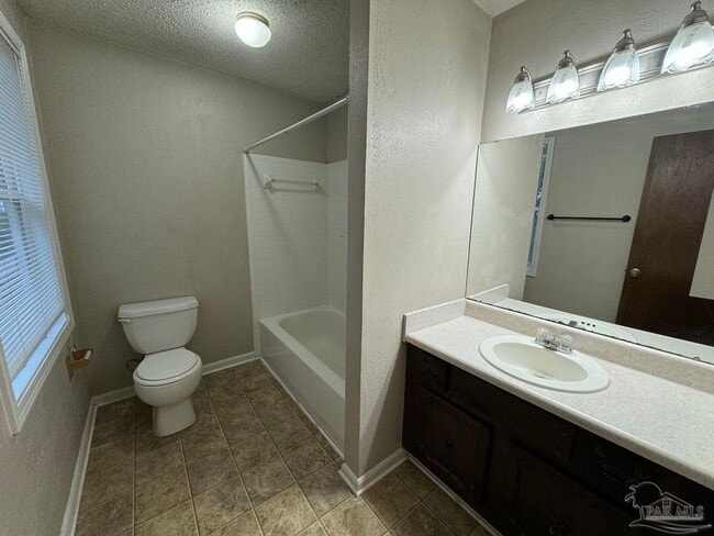 Building Photo - 1017 Great Oaks Dr