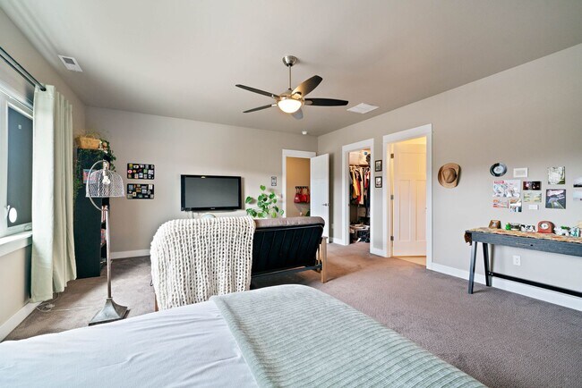 Building Photo - Modern 4-bedroom 3-bathroom Home