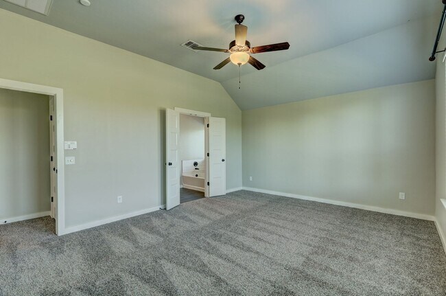 Building Photo - Desirable Home In Valencia Park!
