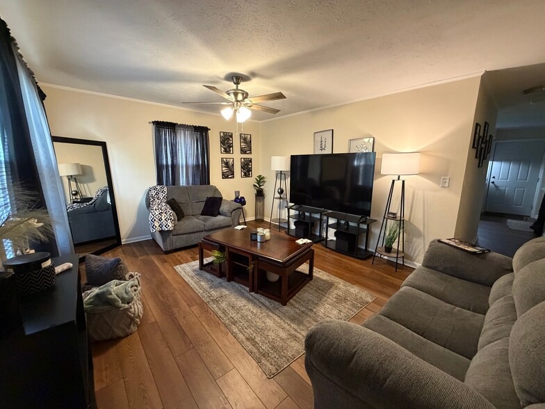 Building Photo - 1310 Davis Ave