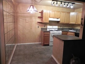 Building Photo - 125 Twin Oaks Dr