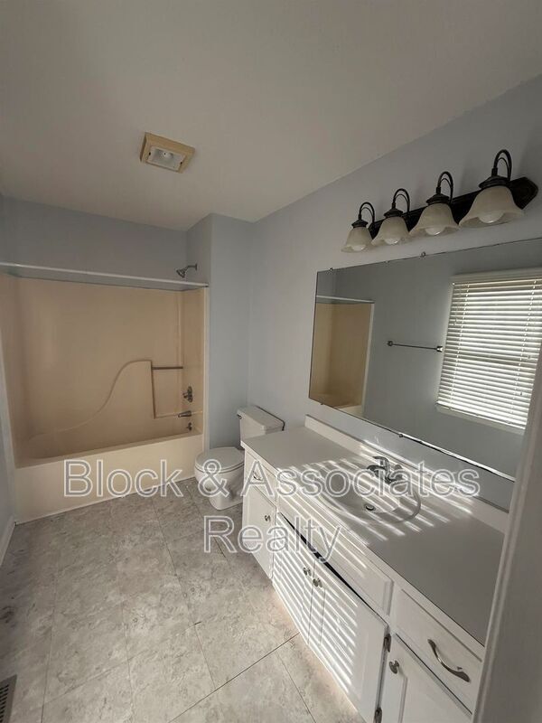 Building Photo - 8 Bradsher Ct