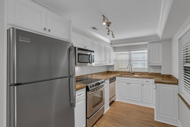 Building Photo - 900 NE 4th St