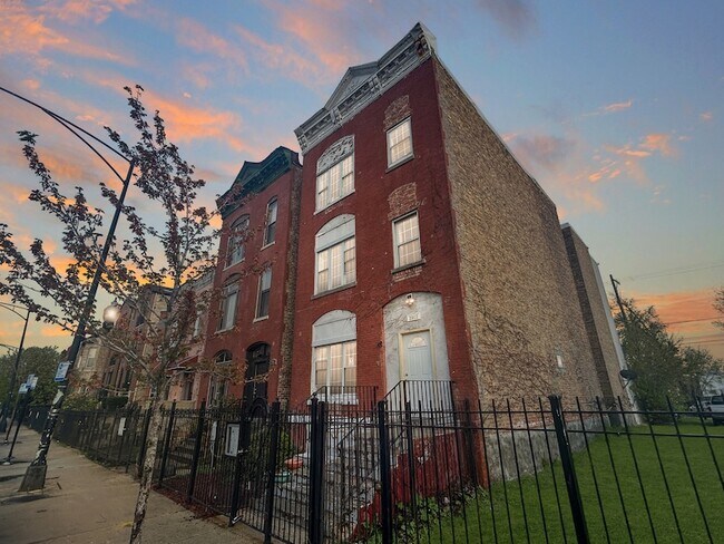Building Photo - 2953 W Warren Blvd