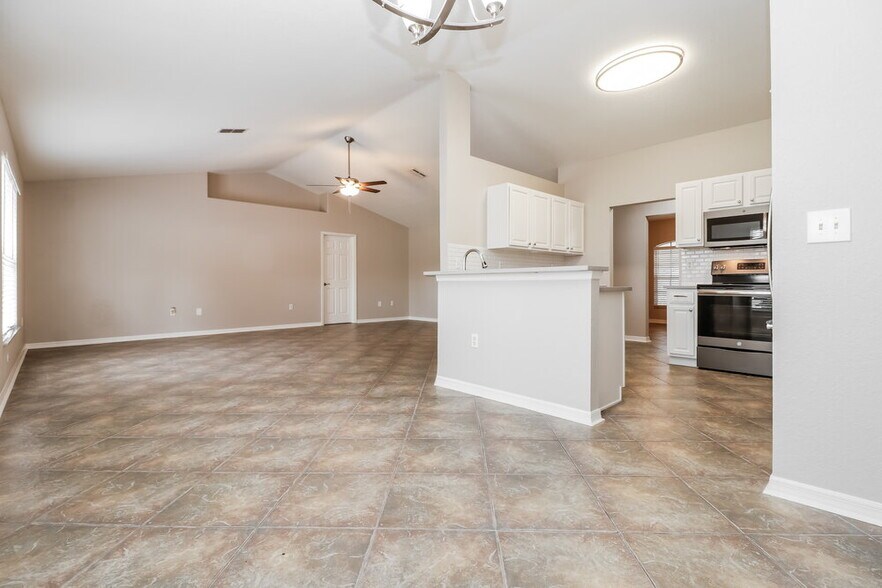 Building Photo - 14080 Barlington St