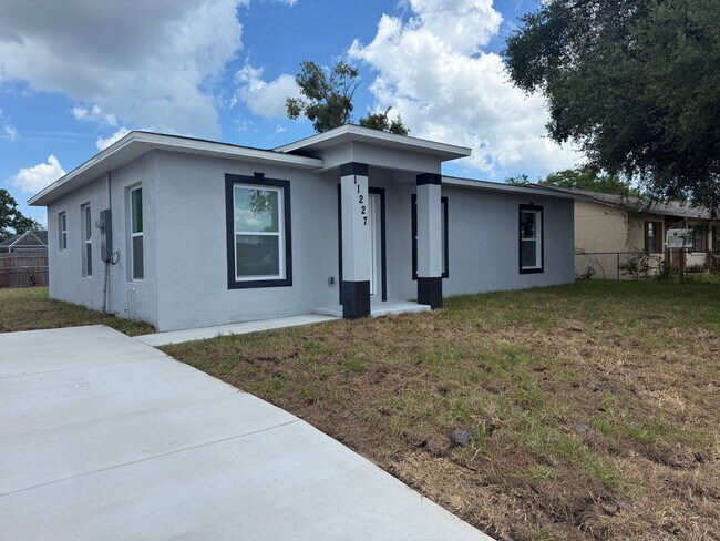 Building Photo - 3 Bed 2 Bath Home in Port Richey!
