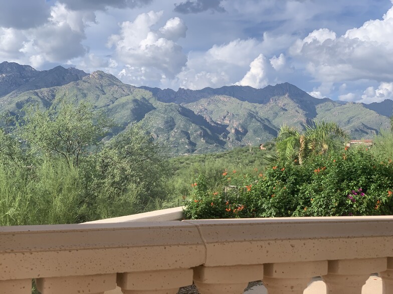 Catalina Foothills 4 bedroom 4 bath Home located in prestigious Canyon Ridge. 270-degree VIEWS! - 4667 N Rocky Crest Plz