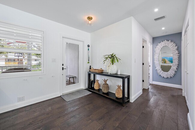 Building Photo - 8 Windsor Rd W