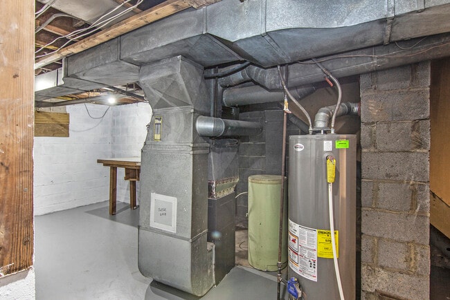 Building Photo - 218 E Milham Ave