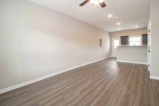 Building Photo - 1115-I2 Hillwood Dr