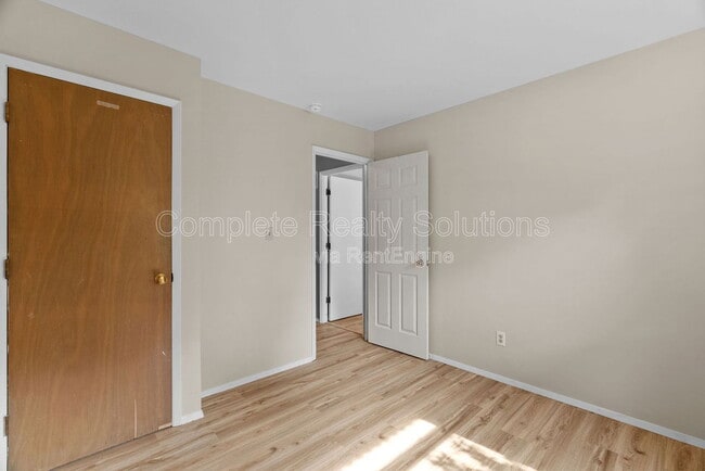 Building Photo - 561 Golfwood Dr
