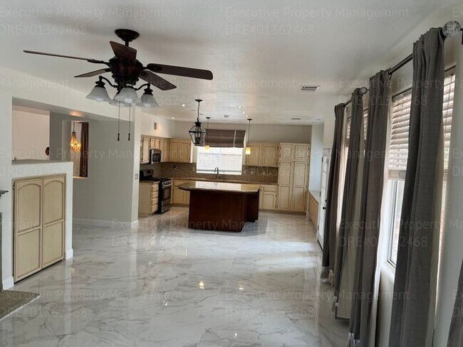 Building Photo - Stunning 4-bedroom, 3 bathroom home located in the westside of Bakersfield this spacious house of...