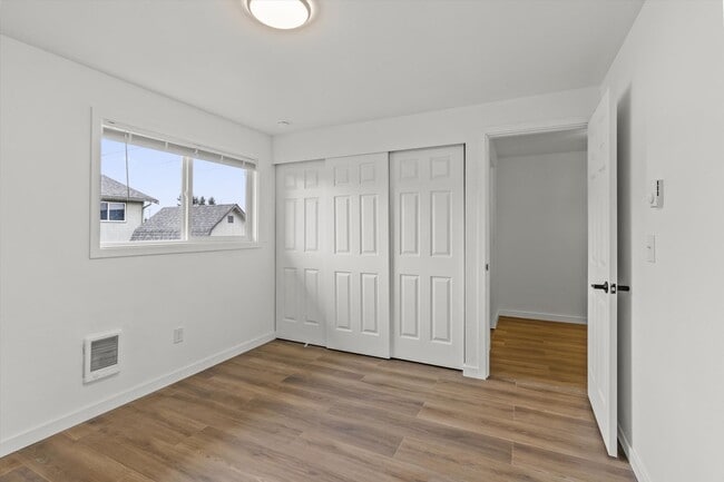 Building Photo - Cute 3 bed 2 bath town home