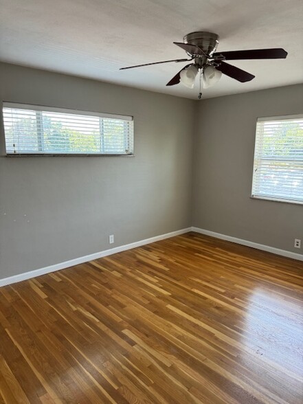 Oversized master bedroom - 520 Mariedale Dr