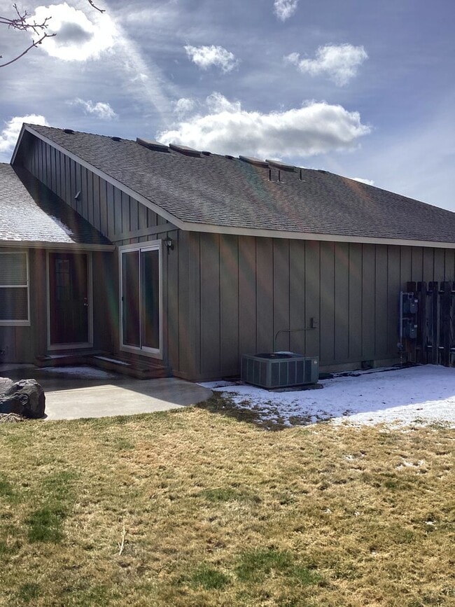 Building Photo - 1335-1335 NE Del Norte Ave