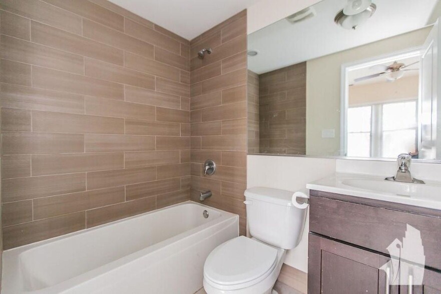 Building Photo - 1819 W Leland Ave