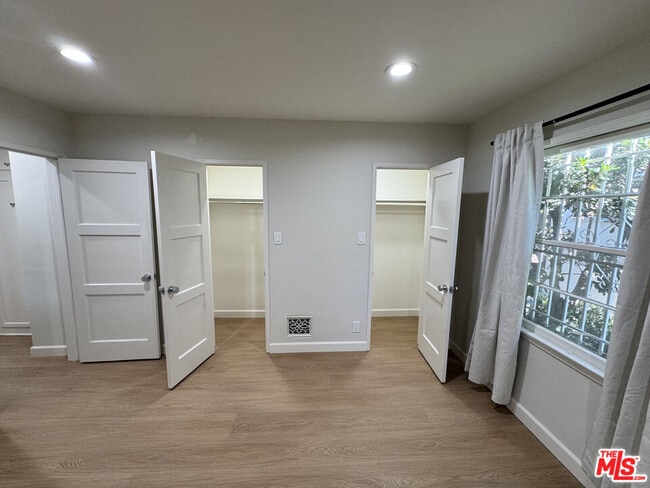Building Photo - 300 S Doheny Dr