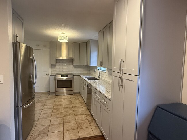 Building Photo - 2033 Doomar Dr