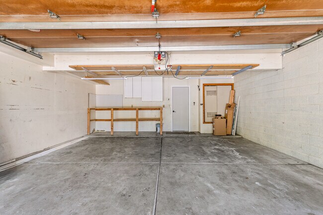 Building Photo - 2413 E Elder Dr