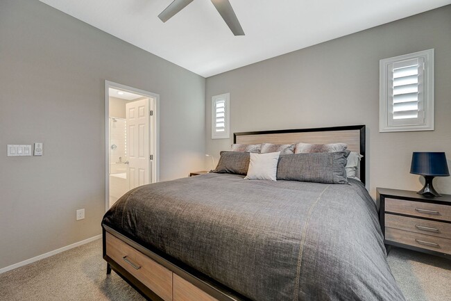 Building Photo - Modern 3 Bedroom Townhouse near Blue Diamond