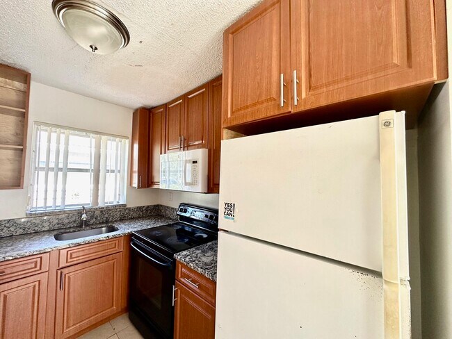 Building Photo - 4127 Woodside Dr